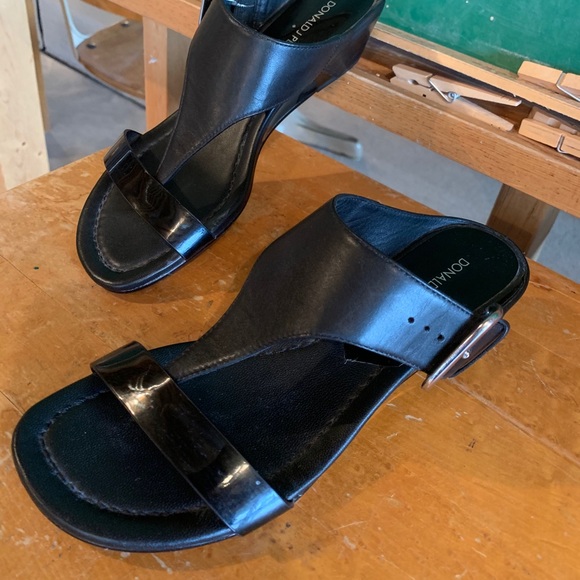 Donald Pliner slides. Black. 6.5 - Picture 2 of 7